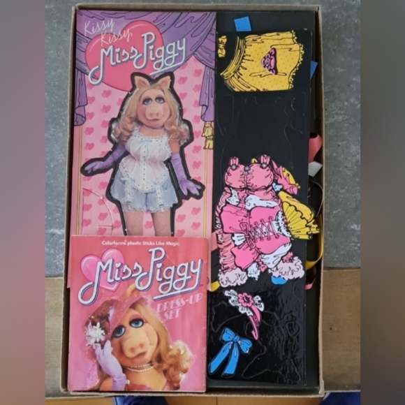Miss Piggy Colorforms Dress-Up Set - Picture 3 of 5